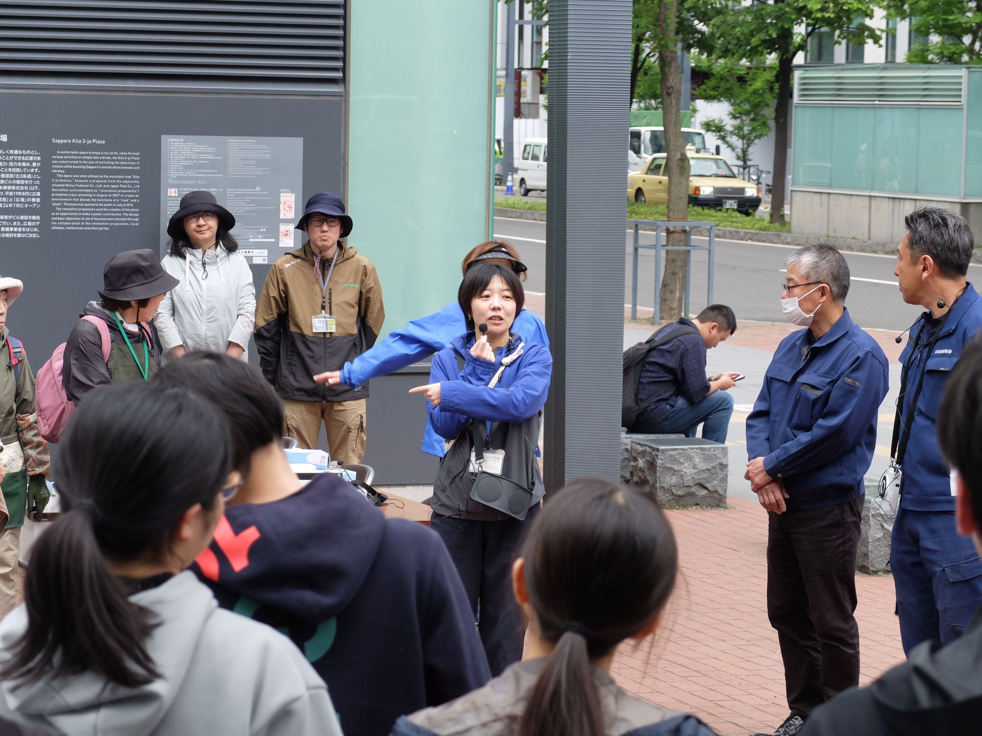 札幌駅前通ストリートガーデンについて説明する内川さん
