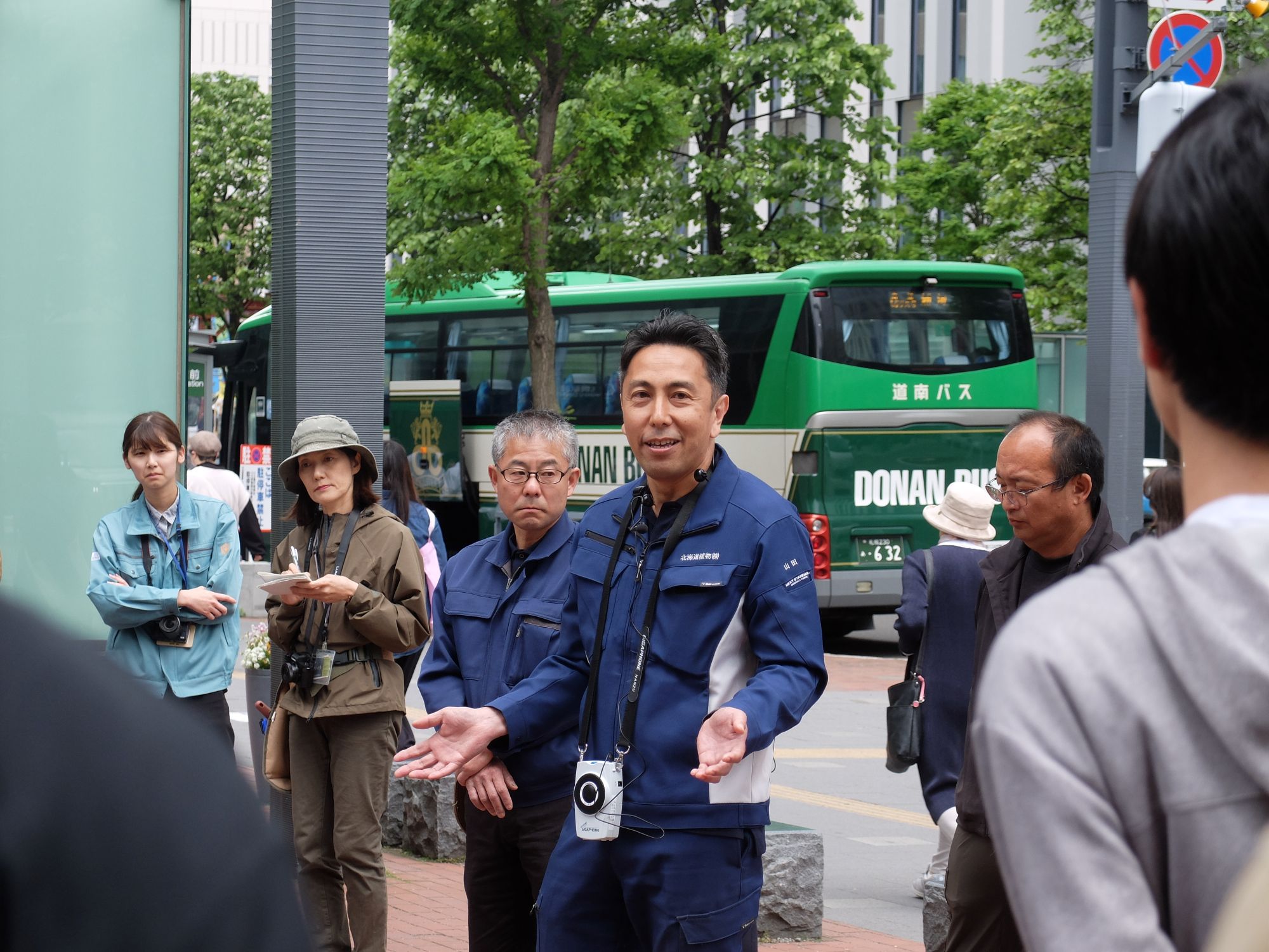 花き流通について説明する山田さん