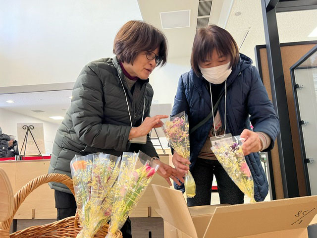 花と緑のEGGのメンバーさんが会場設営をしている様子