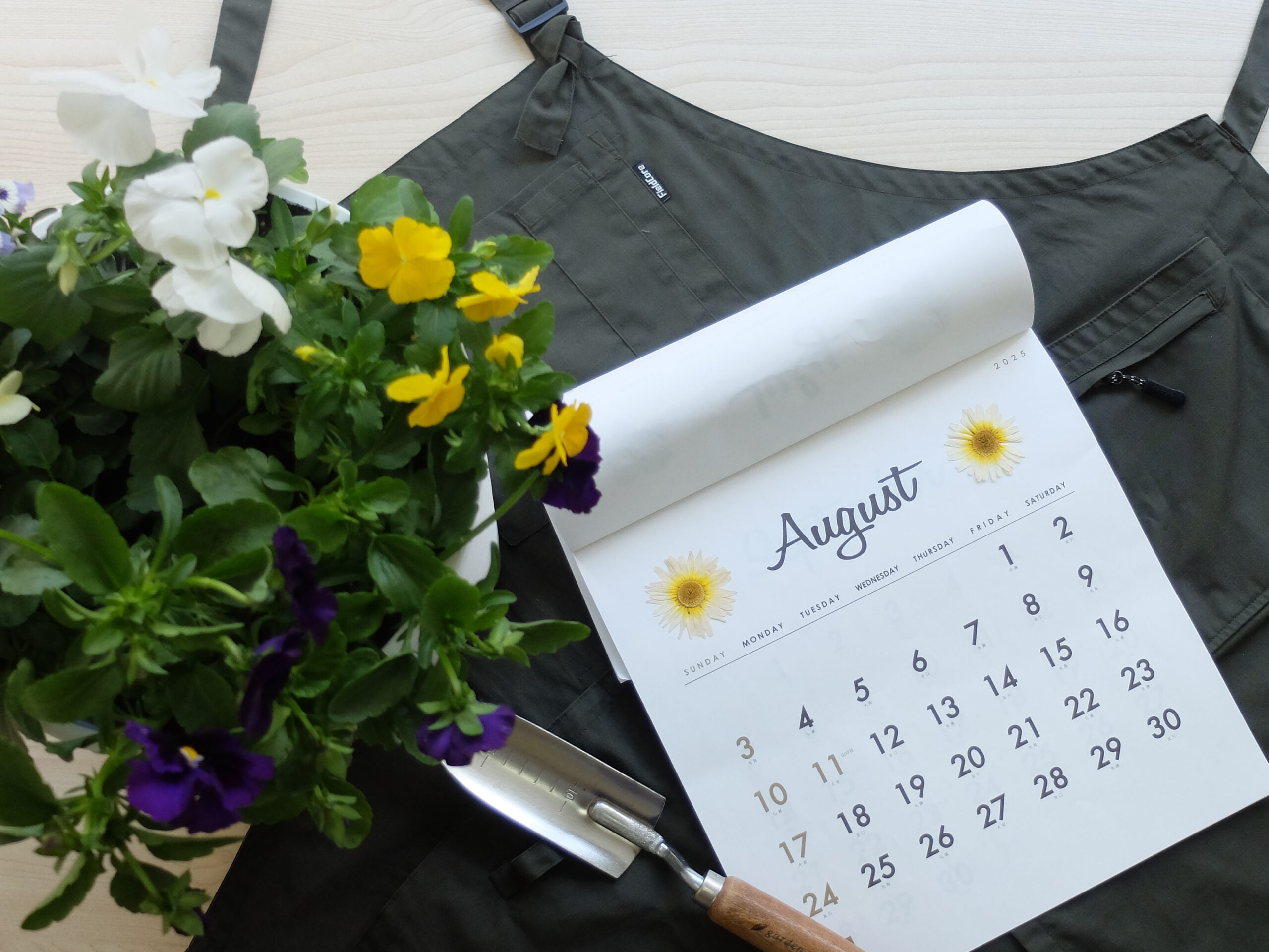 押し花を使ったオリジナル活動カレンダー(イメージ）