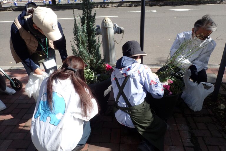 企業の方とタウンガーデナー合同メンテナンスのようす2