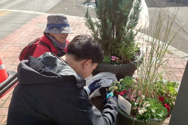 企業の方とタウンガーデナー合同メンテナンスのようす4