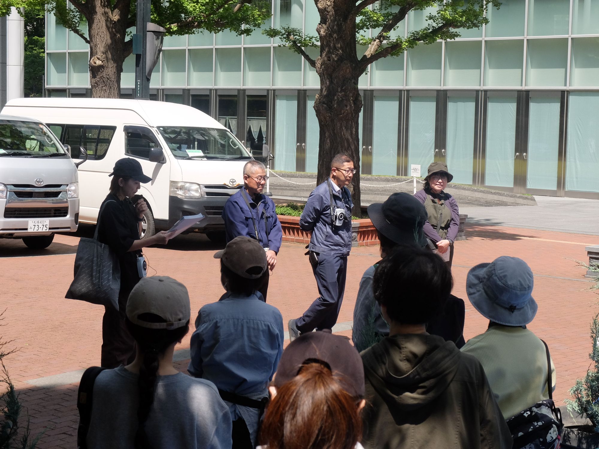 ストリートガーデンについて説明する札幌駅前通まちづくり株式会社の佐藤さん