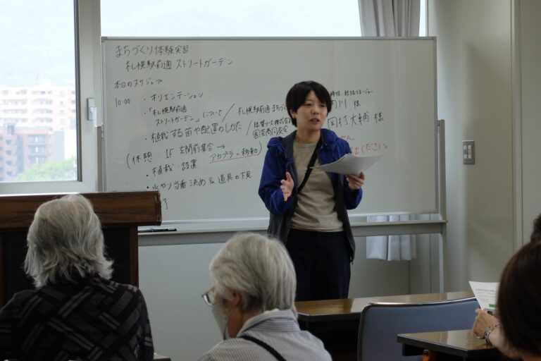 札幌駅前通ストリートガーデンの設置目的を説明している様子