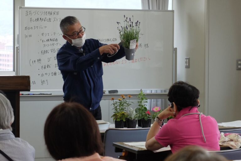 ラベンダーの剪定位置を説明している様子