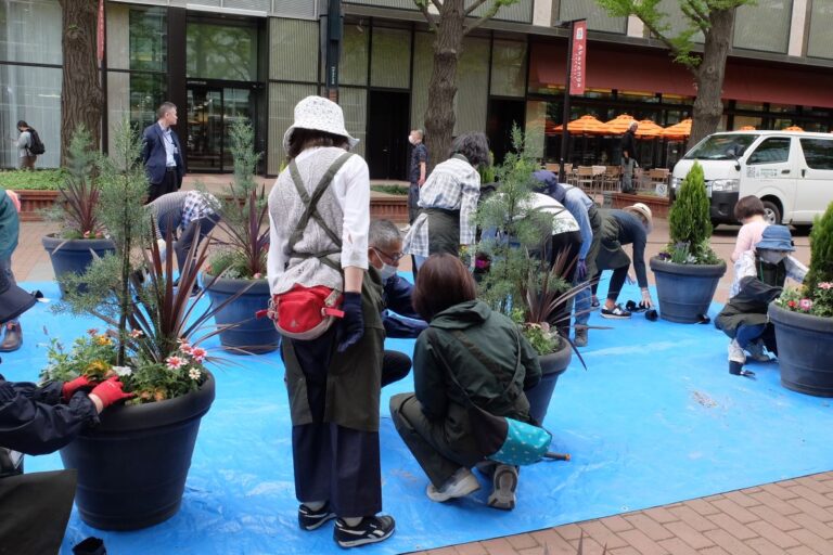 アドバイスをもらいながら植栽しているようす