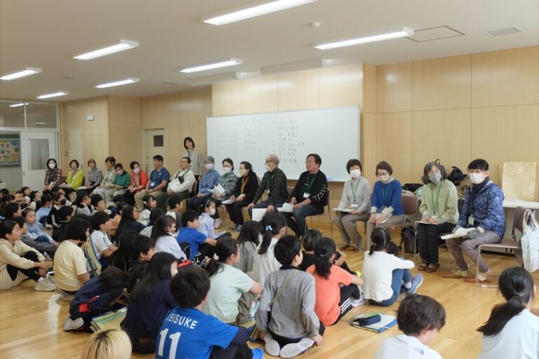 4年生に挨拶をしている