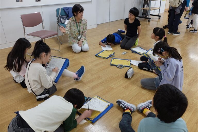 質問に答えるボランティアさん