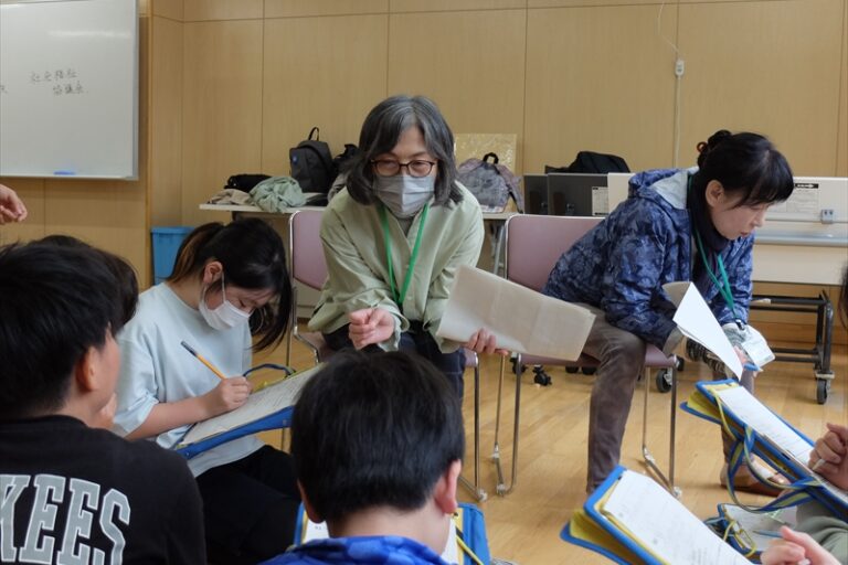 質問に答えるボランティアさん