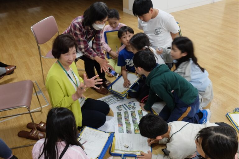 質問に答えるボランティアさん
