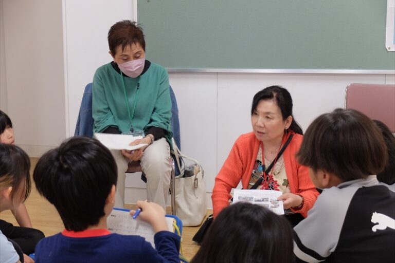 資料で活動の紹介をしている