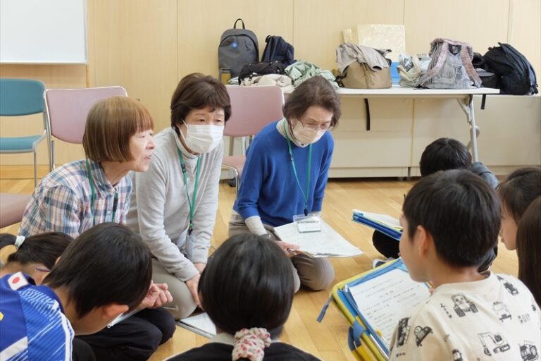 質問に答えるボランティアさん