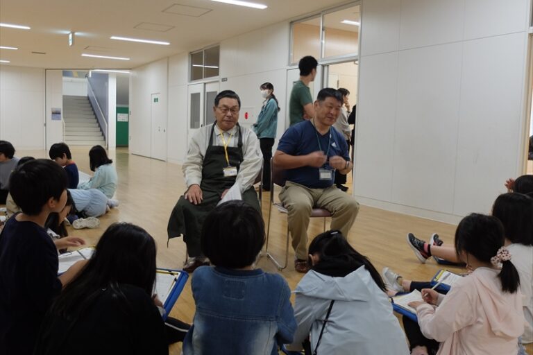 手話を披露している