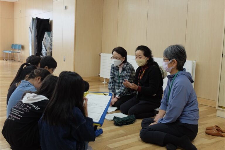 質問に答えるボランティアさん