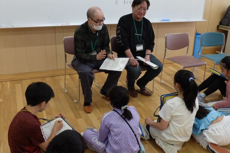 質問に答えるボランティアさん