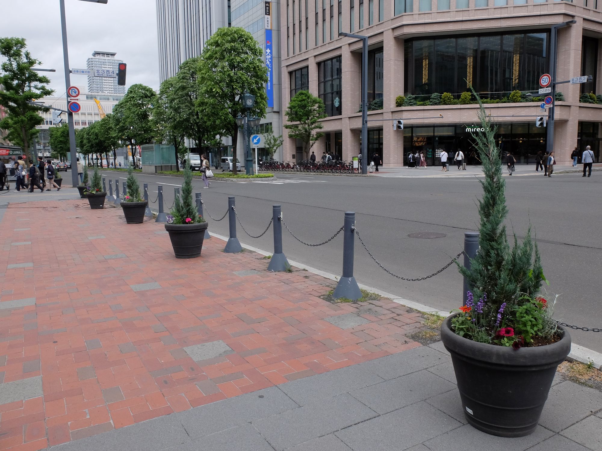 フラワープランターを設置した様子