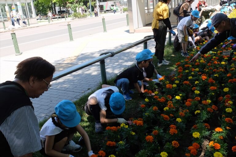 苗植えの指導をしている