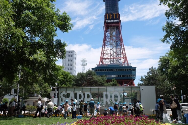 大通2丁目花壇の花植えの様子