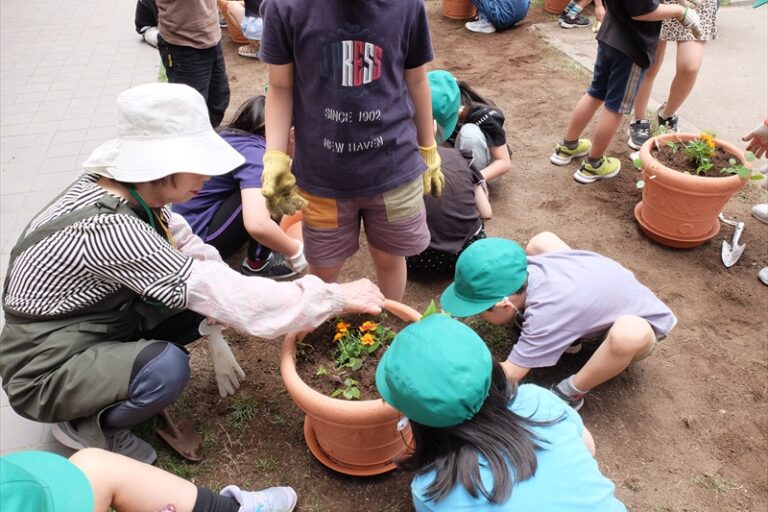 さっぽろタウンガーデナーが植え方を教えている