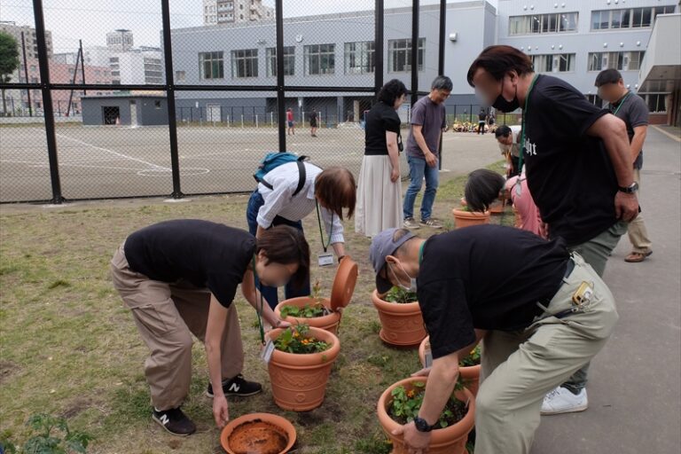 プランターに見入るタウンガーデナーさん