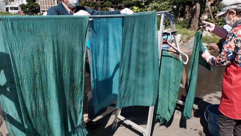 藍染したストール