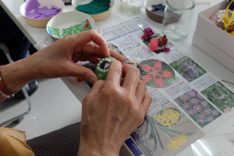 卵に布を貼るようす