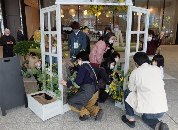 躯体に飾りつけをしている