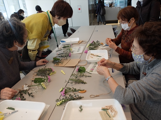 ガーランドづくりの様子