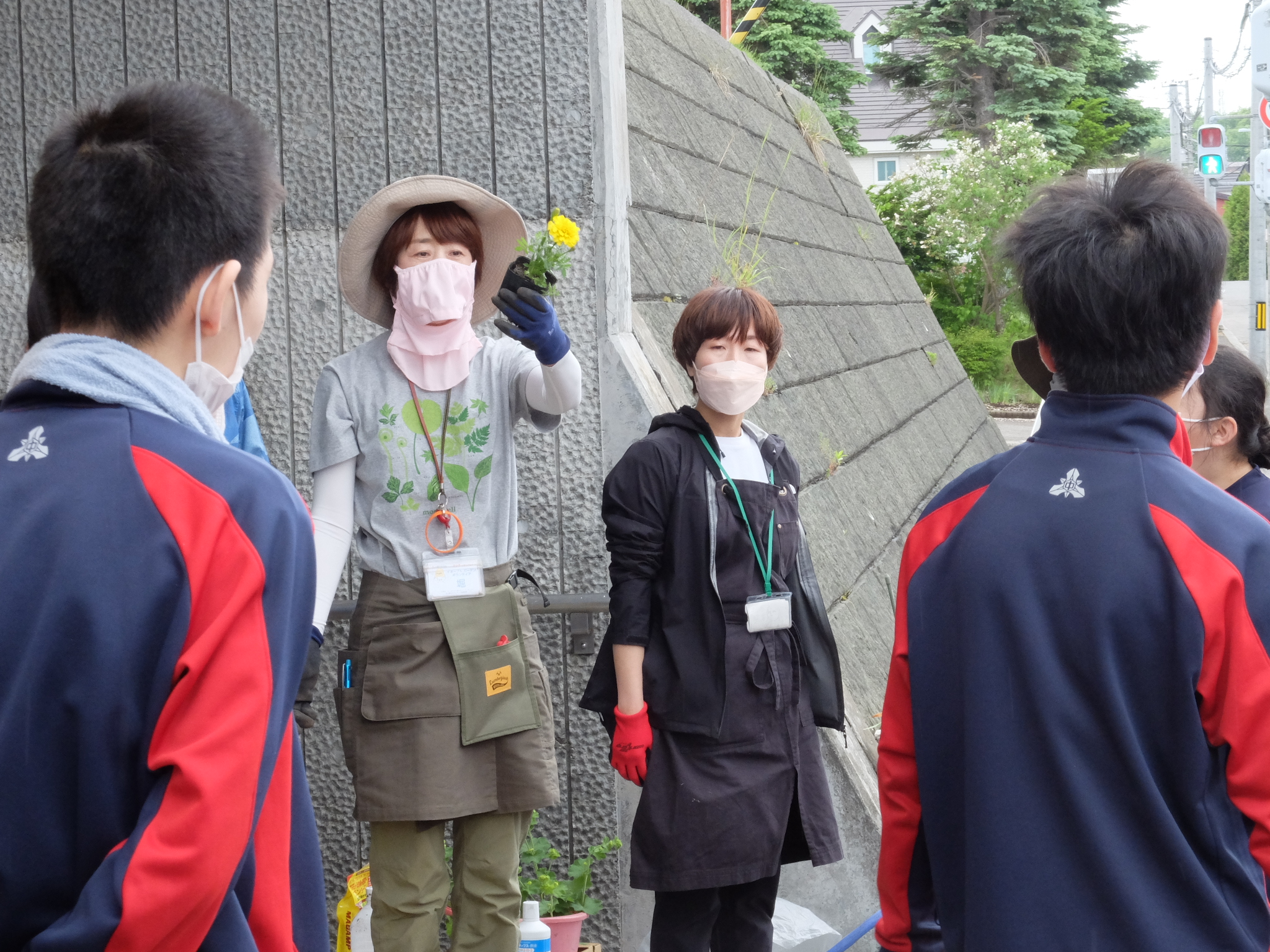 花植えのポイントを説明する堀さん