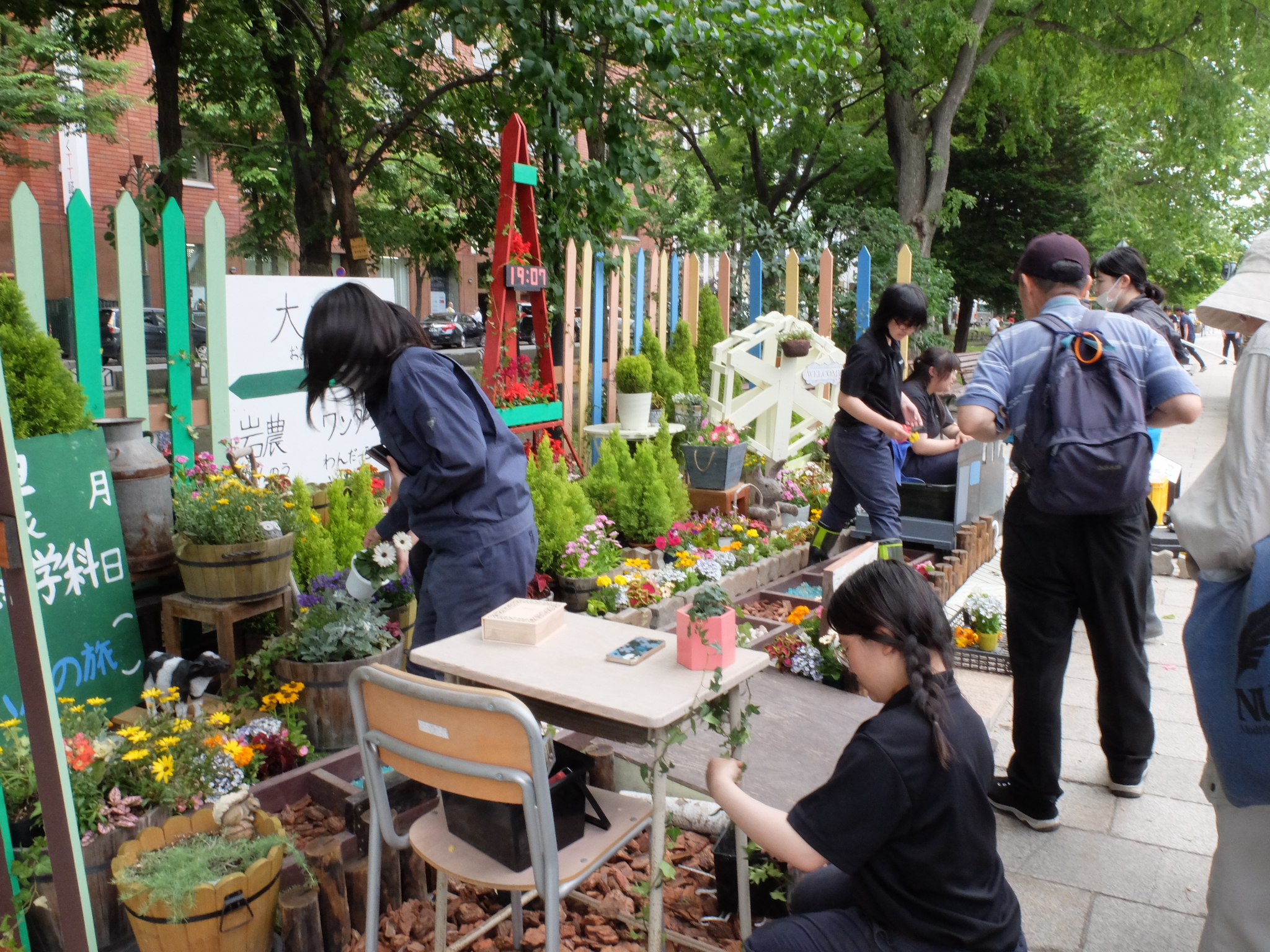 高校性によるコンテスト花壇造成の様子