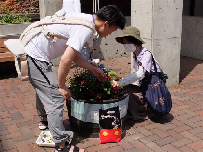 話を聞く参加者