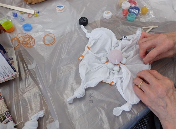 布を縛って模様を作っている