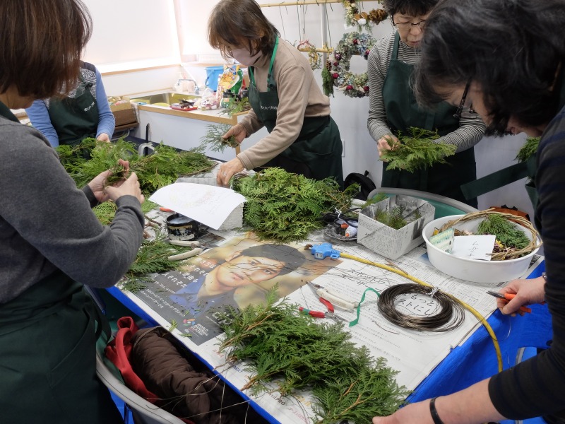 ヒバのパーツ作りのようす