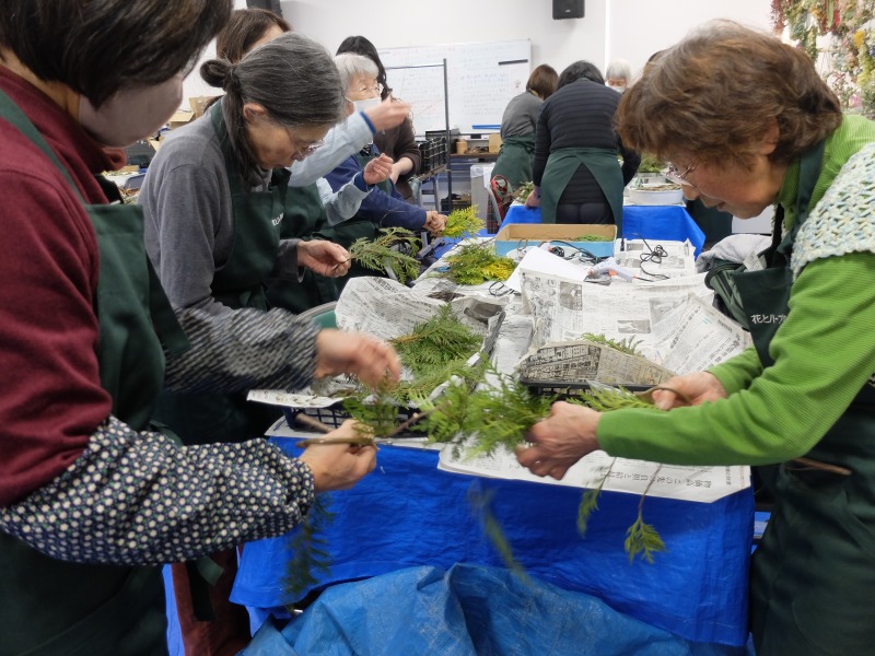 ヒバのパーツ作りのようす