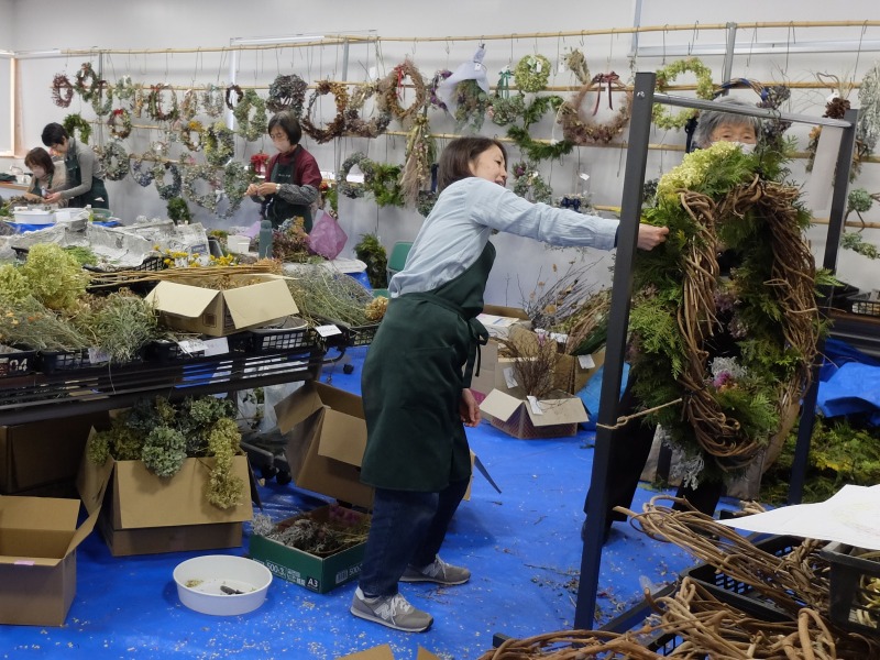 リース制作のようす