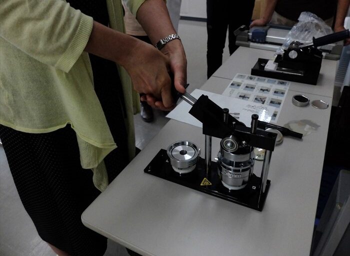 缶バッジを作っている