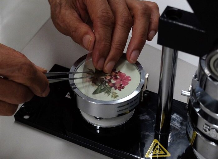 缶バッジマシーンにセットしている