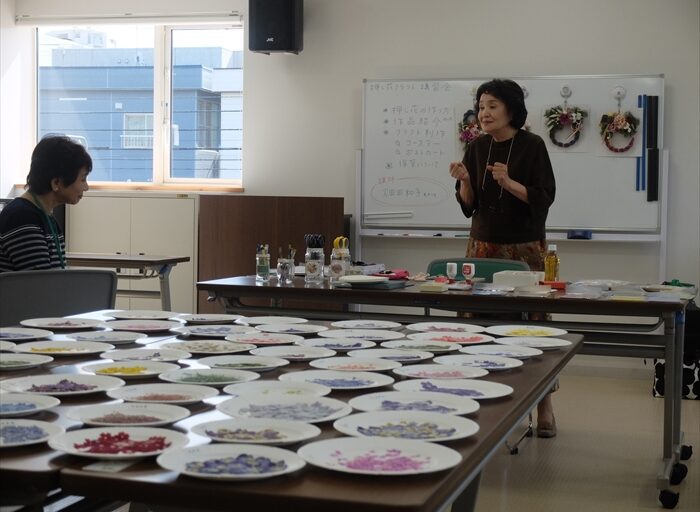 押し花クラフト講習会の様子