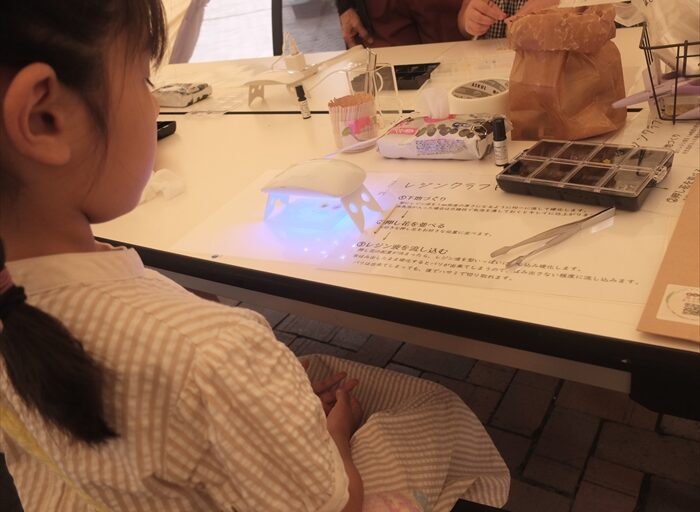 レジンにUVライトをあてているところ