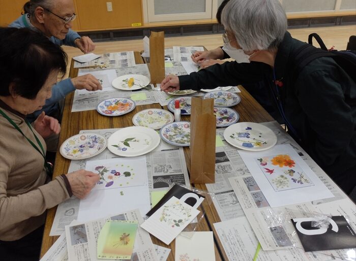 押し花を選んでいるところ