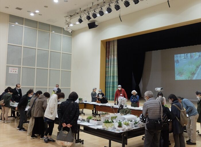 苗をご覧になっている様子