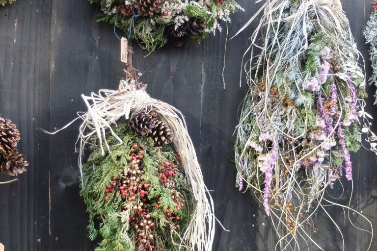 百合が原公園「クリスマスディスプレイ展」で展示されているスワッグ