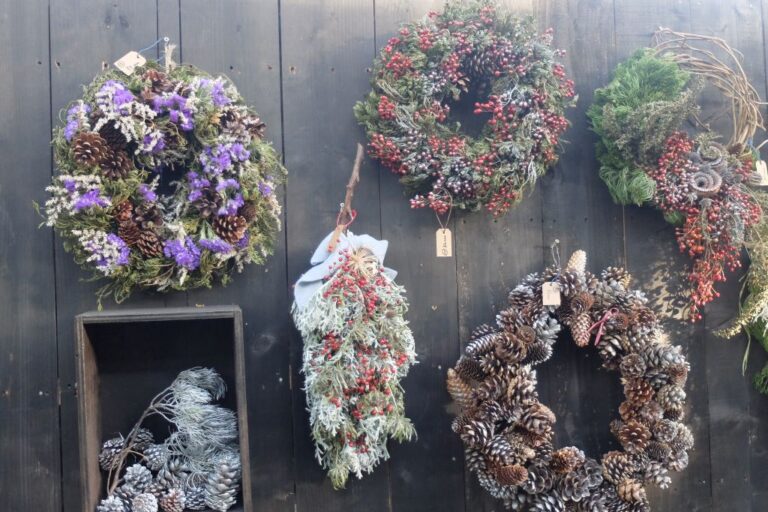 百合が原公園にて展示・販売されているリースやスワッグ