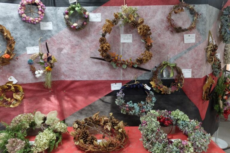 たくさんのリースが展示されている様子