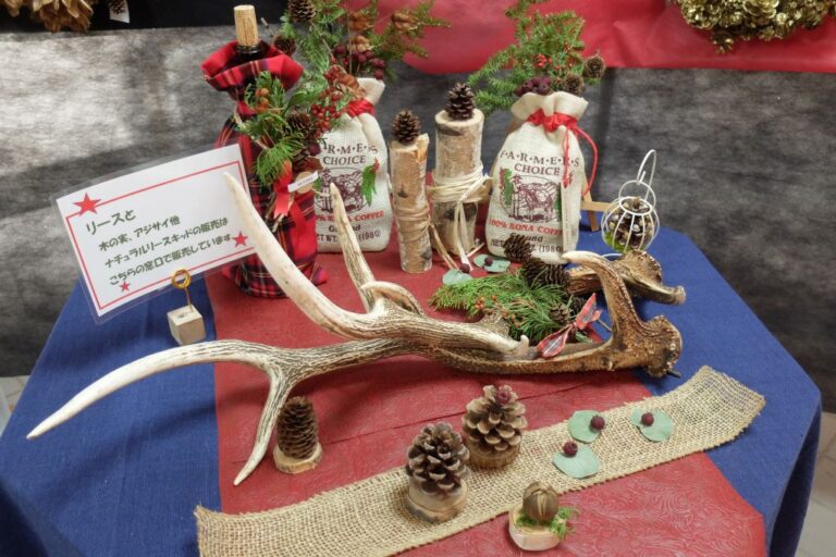 クリスマスらしい飾りが出迎えてくれている様子