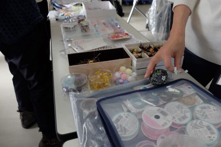 布やビーズ等の装飾を選ぶ様子