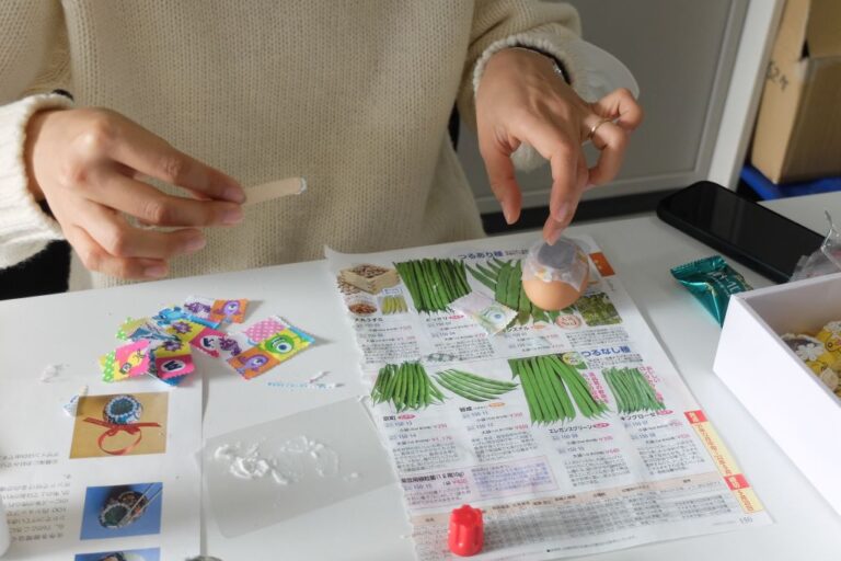 ポプリエッグに布を貼っている様子