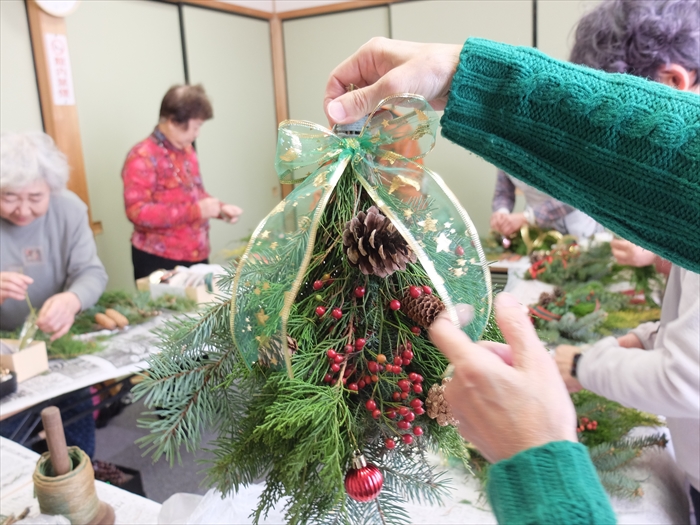 リボンを飾っている様子