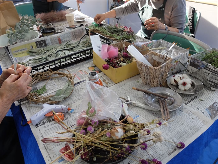 リースを手作りしているようす