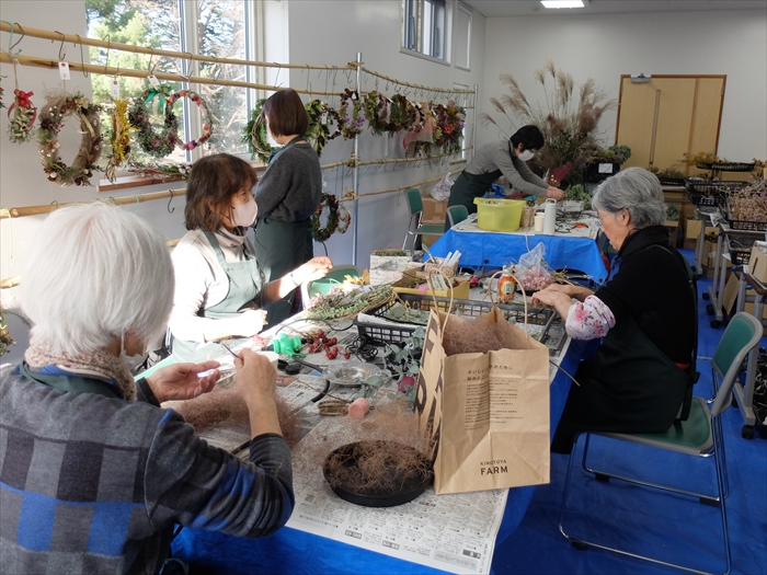 豊平公園花とハーブの会がクラフト作りをしている